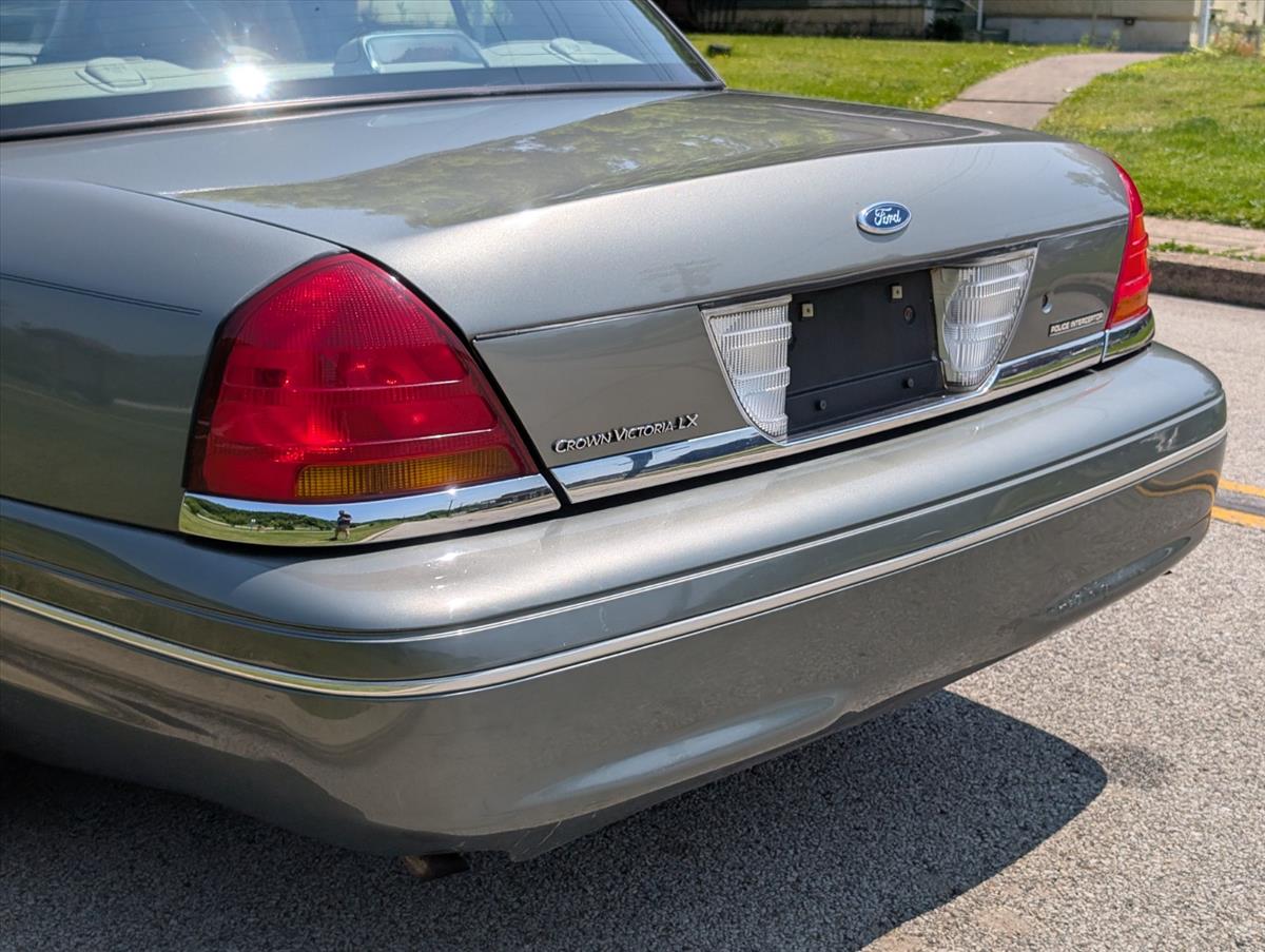 2002 Ford Crown Victoria 26