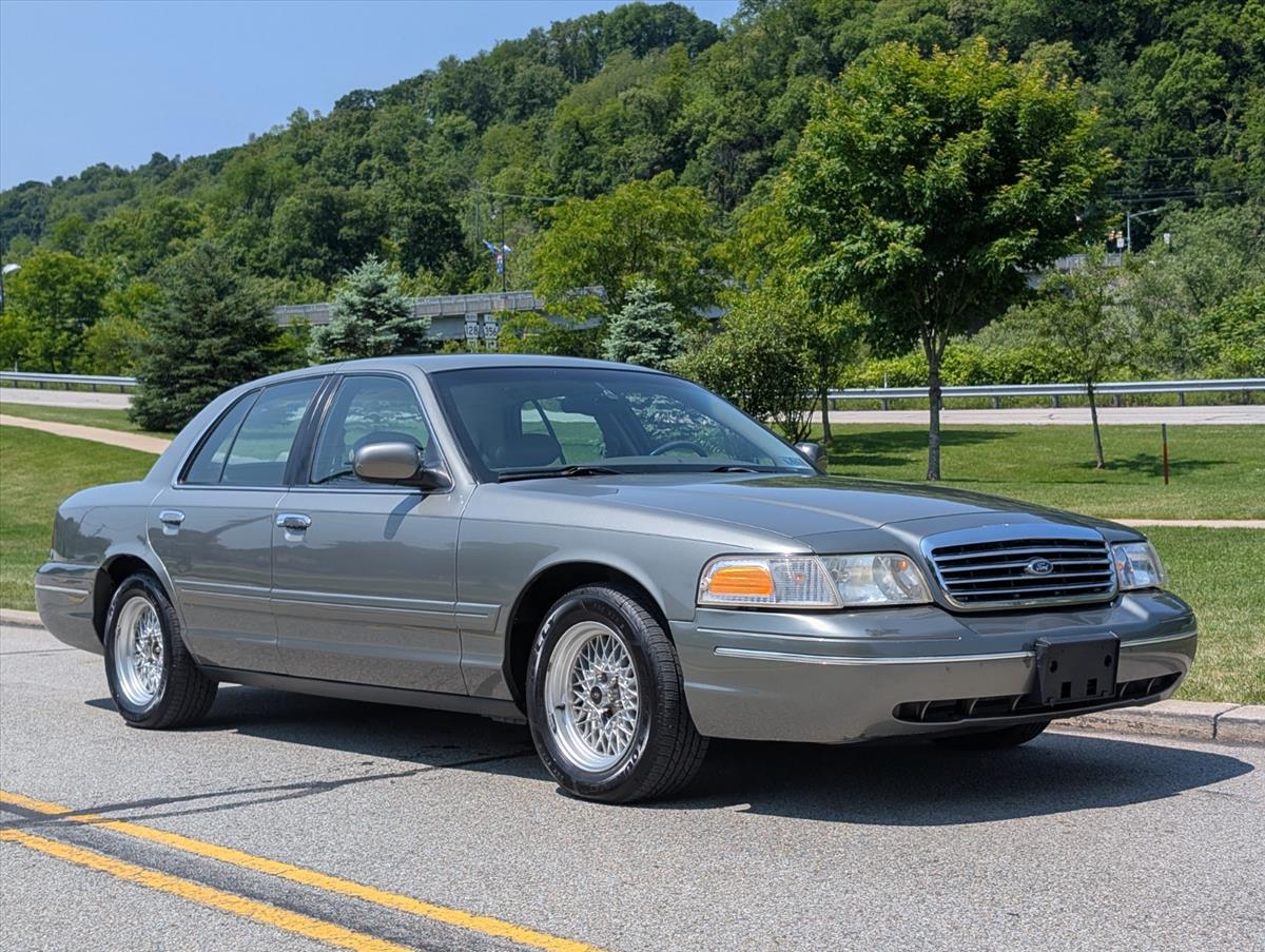 2002 Ford Crown Victoria 1