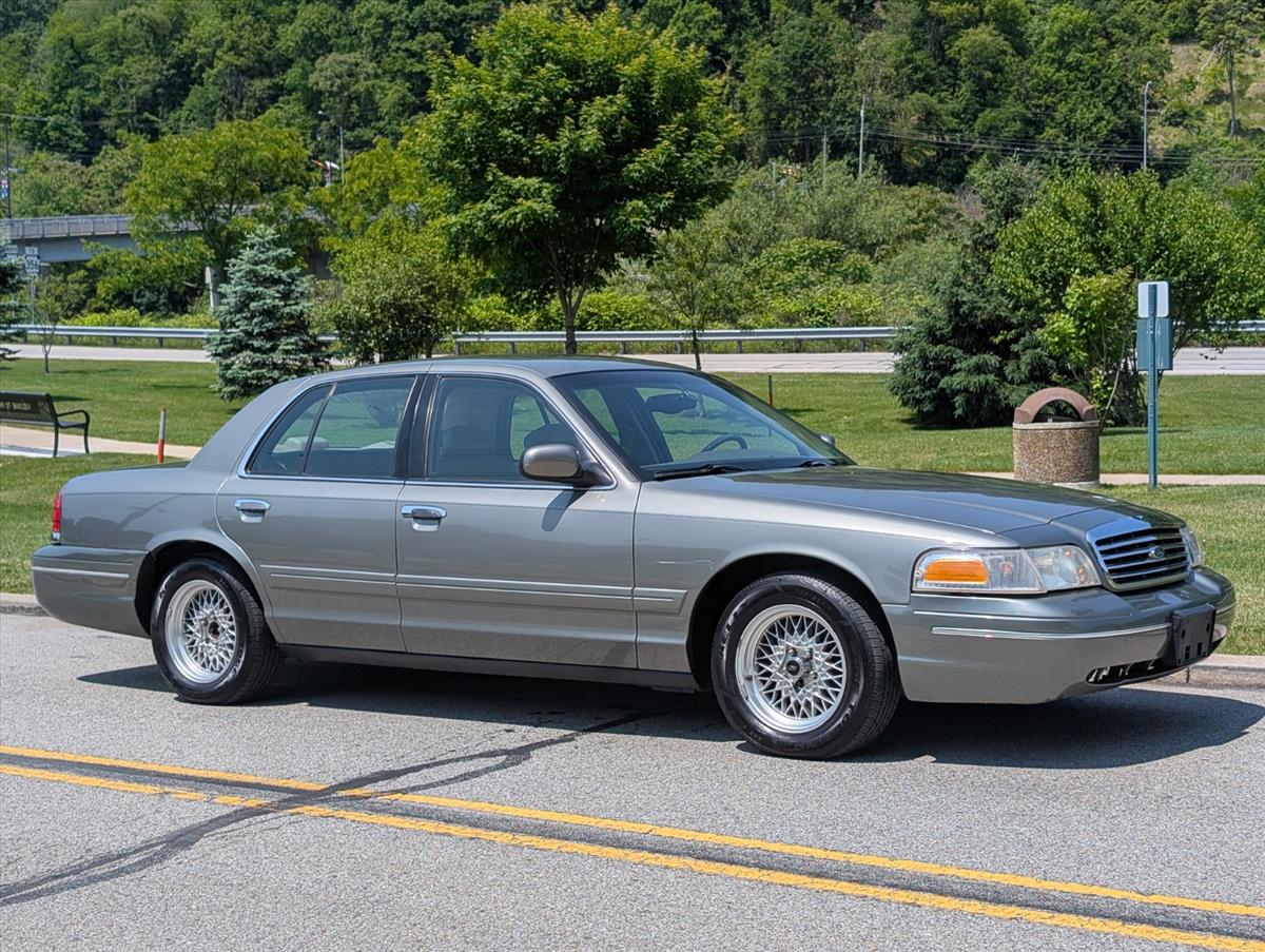 2002 Ford Crown Victoria 3