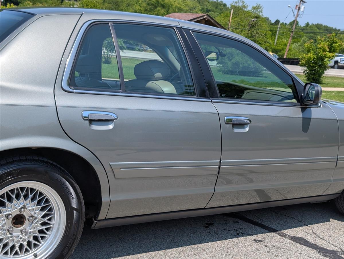 2002 Ford Crown Victoria 23