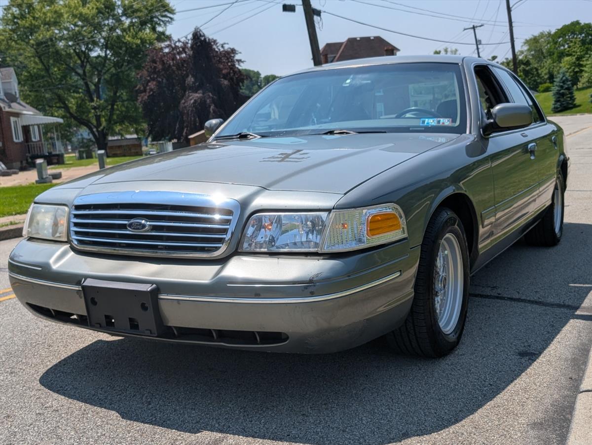2002 Ford Crown Victoria 16