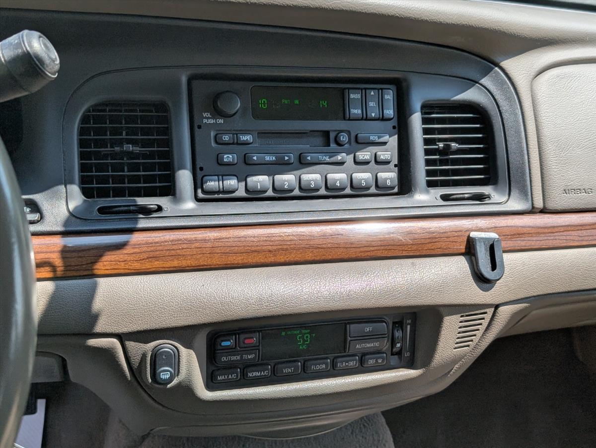 2002 Ford Crown Victoria 73