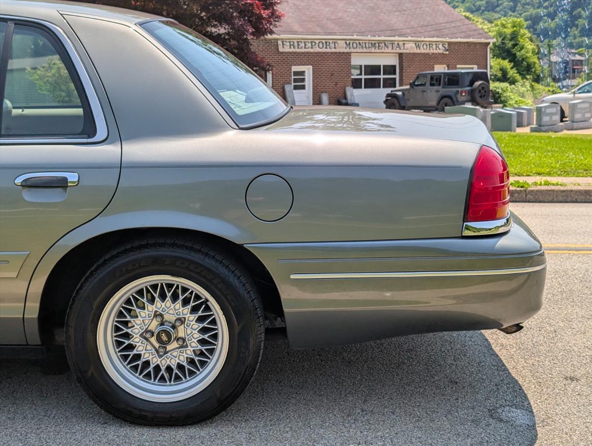 2002 Ford Crown Victoria 29