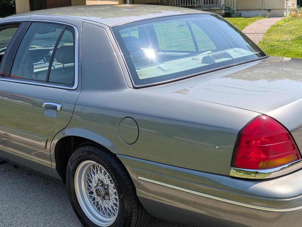 2002 Ford Crown Victoria 27