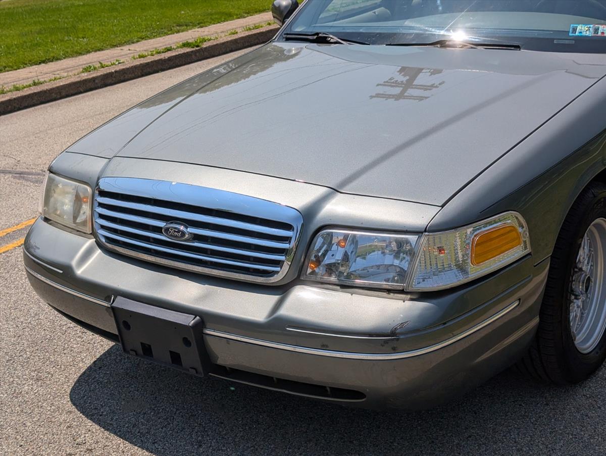 2002 Ford Crown Victoria 34