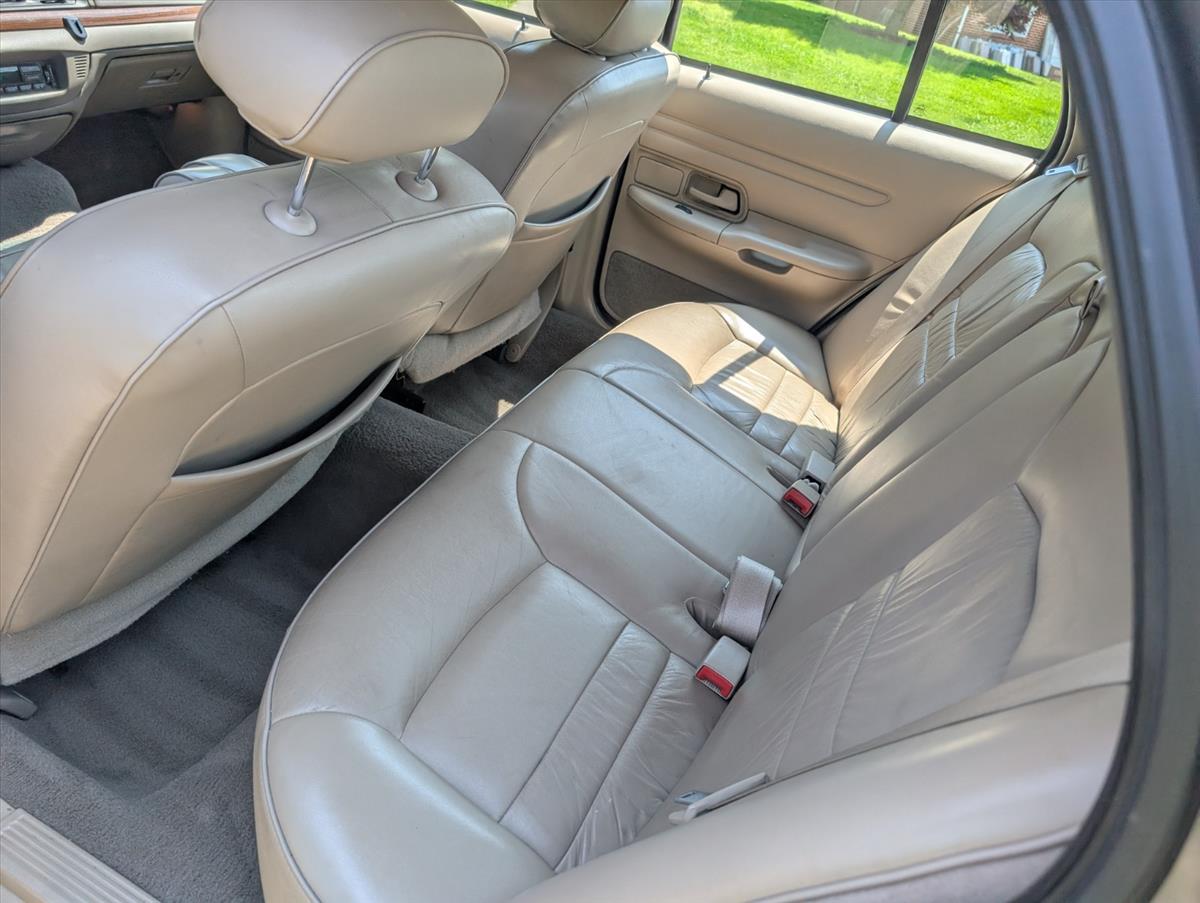 2002 Ford Crown Victoria 81