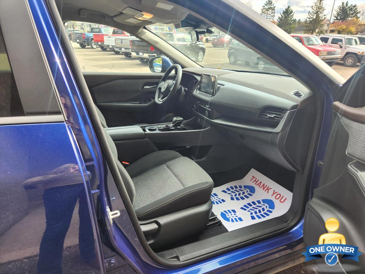 2023 Nissan Rogue SV photo 3