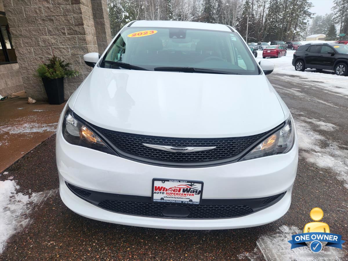 2023 Chrysler Voyager LX's photo